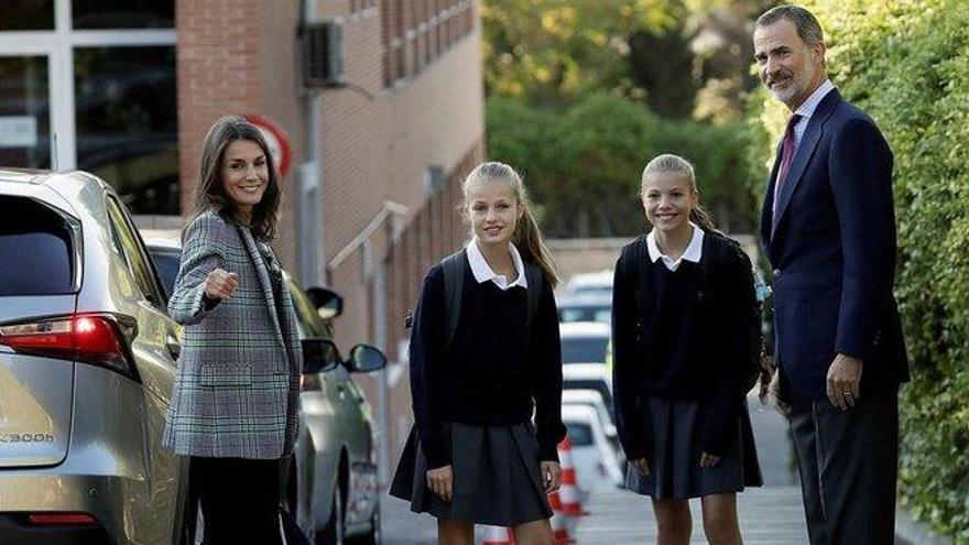 Los Reyes acompañan a sus hijas en su primer día de colegio