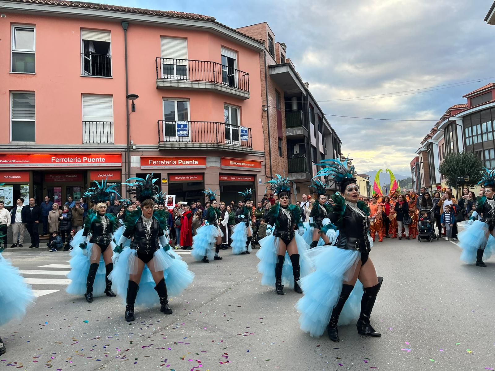 La locura del carnaval llena Posada de Llanes: así fue el multitudinario desfile