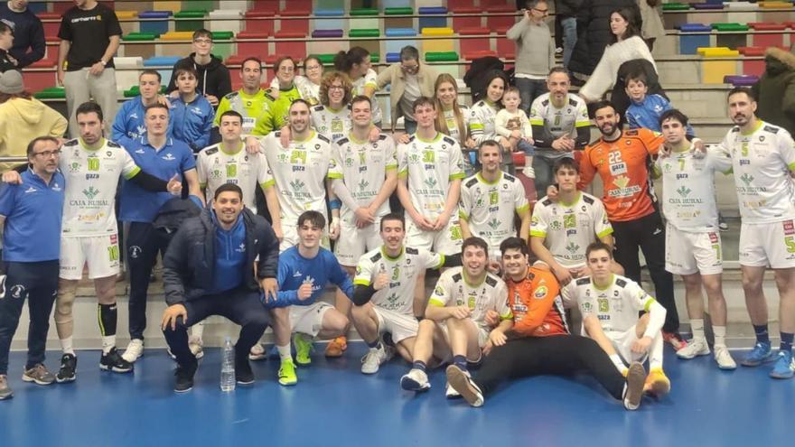 El BM Caja Rura Zamora celebra su triunfo en León. | CEDIDA
