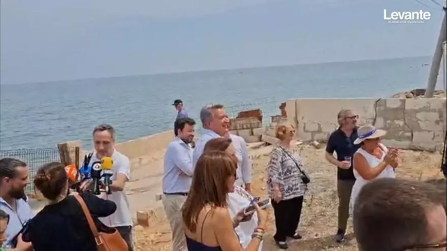 Protesta contra los deslindes en la playa perdida de Dénia (vídeo)