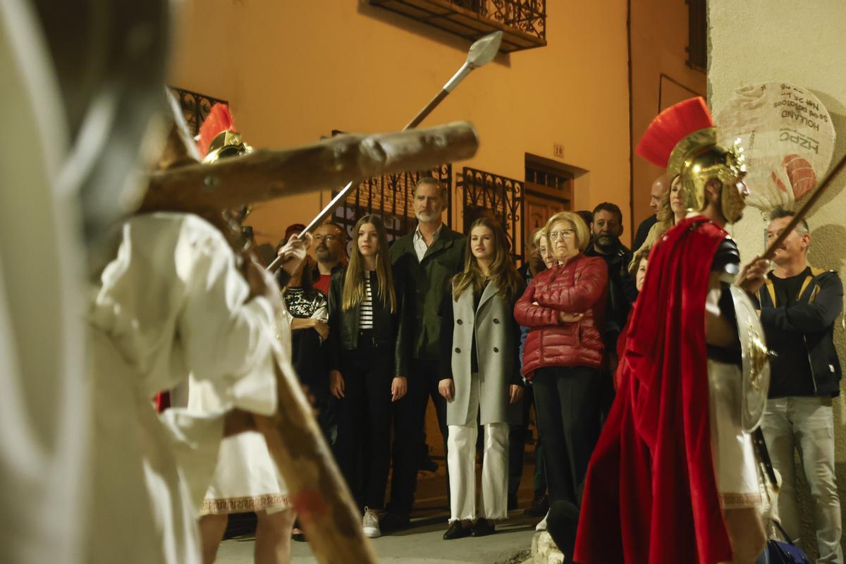 Los reyes y sus hijas asisten a La Pasión de Cristo en Chinchón