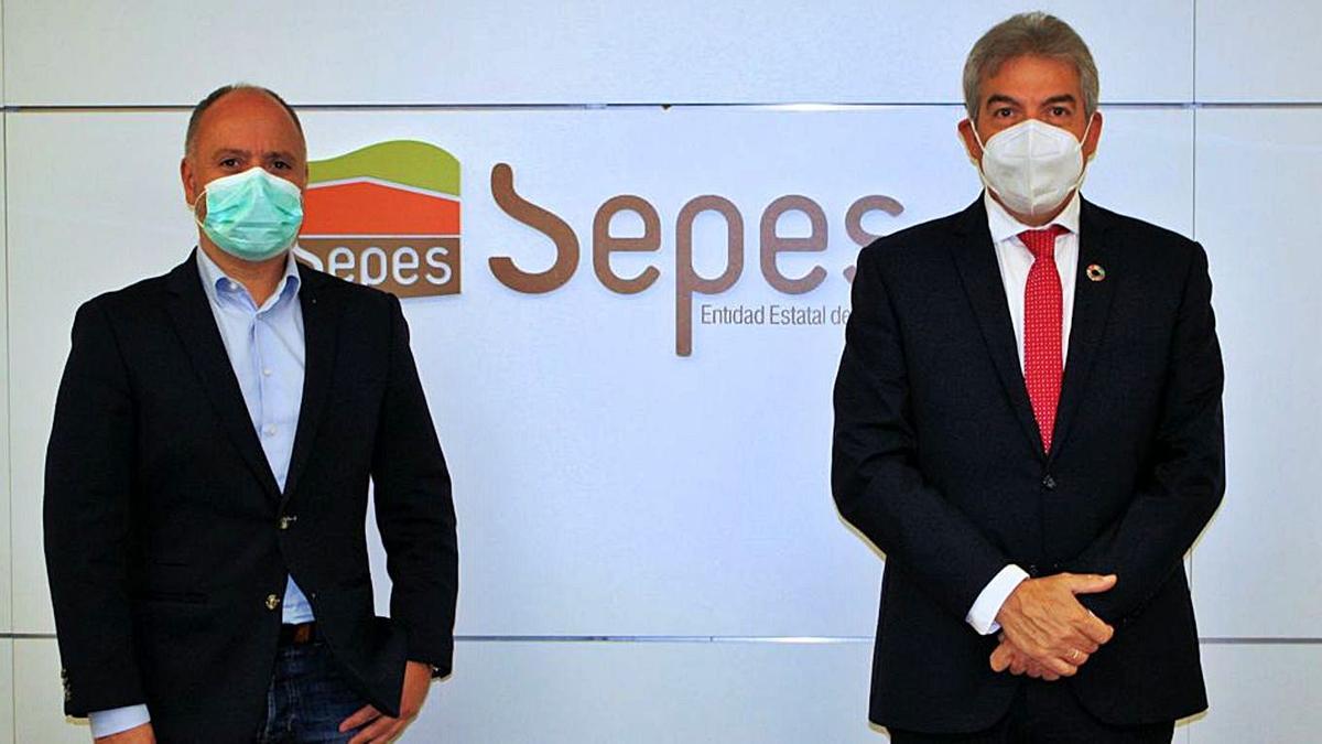 El delegado de Zona Franca, David Regades, y el director del Sepes, Jesús Lucrecio Fernández.   | // FDV