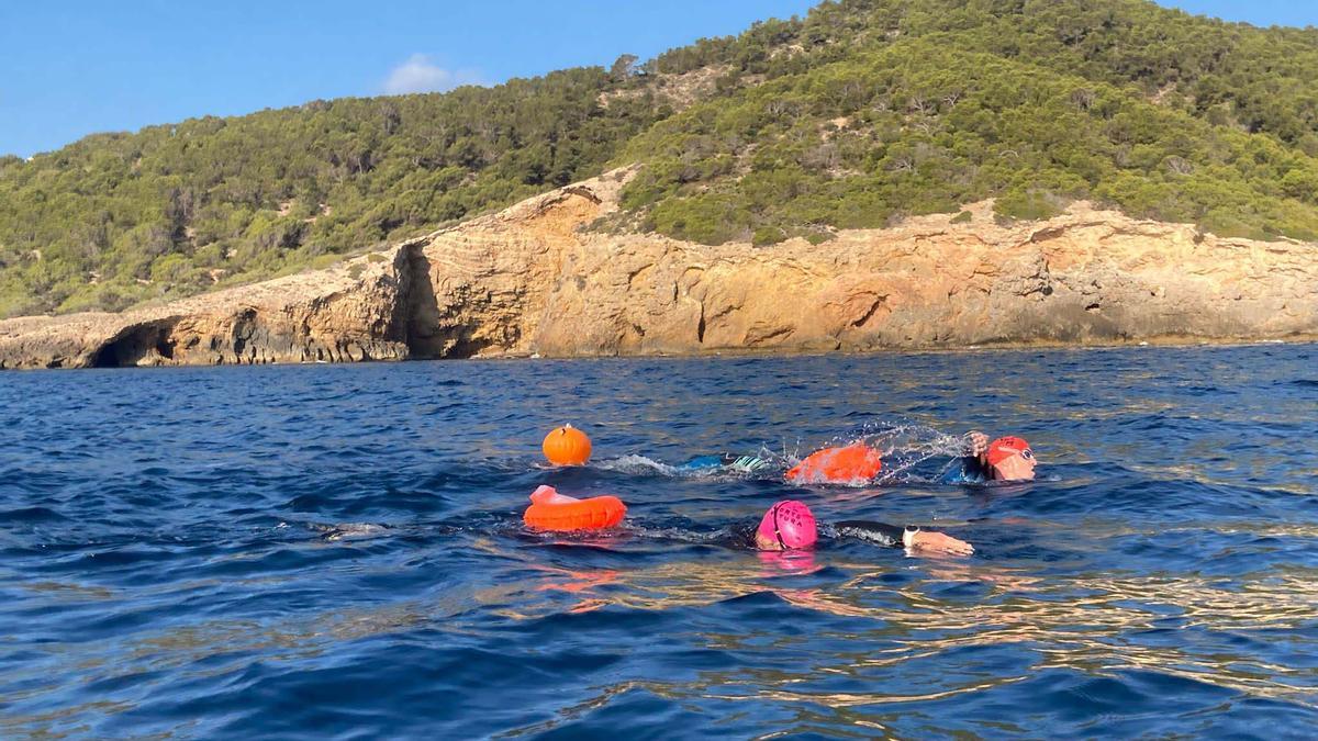 El paratriatleta Javier Vergara cumple con éxito su reto de 5km de natación por una causa benéfica