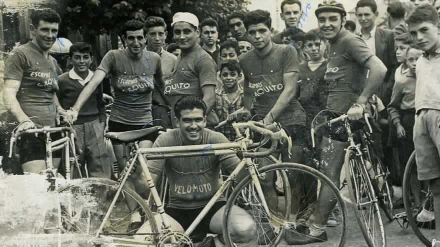 José Suárez, en el centro de la foto, con gorra balanca.