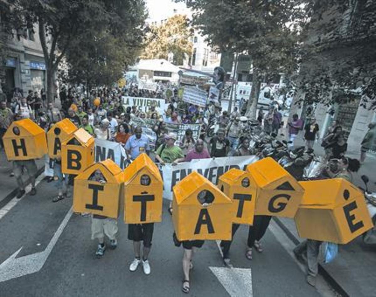 PROTESTA Manifestación contra el asedioinmobiliario en el barrio de Sant Antoni, a principios de junio.