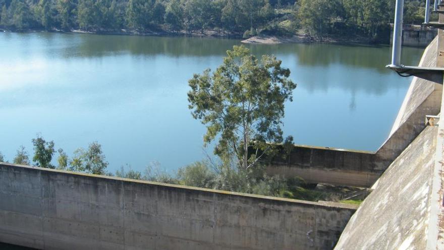 Pantano de la antigua central nuclear de Valdecaballeros.