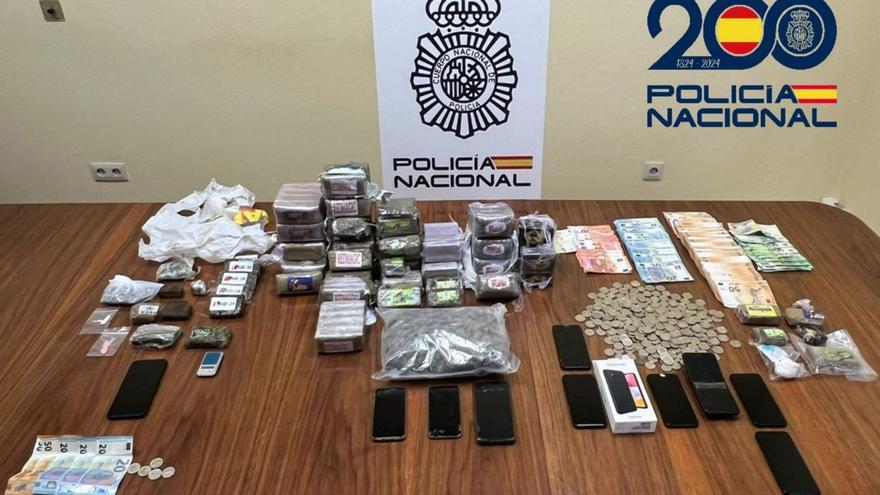 Parte de la droga y efectos intervenidos en la operación. |   // FDV