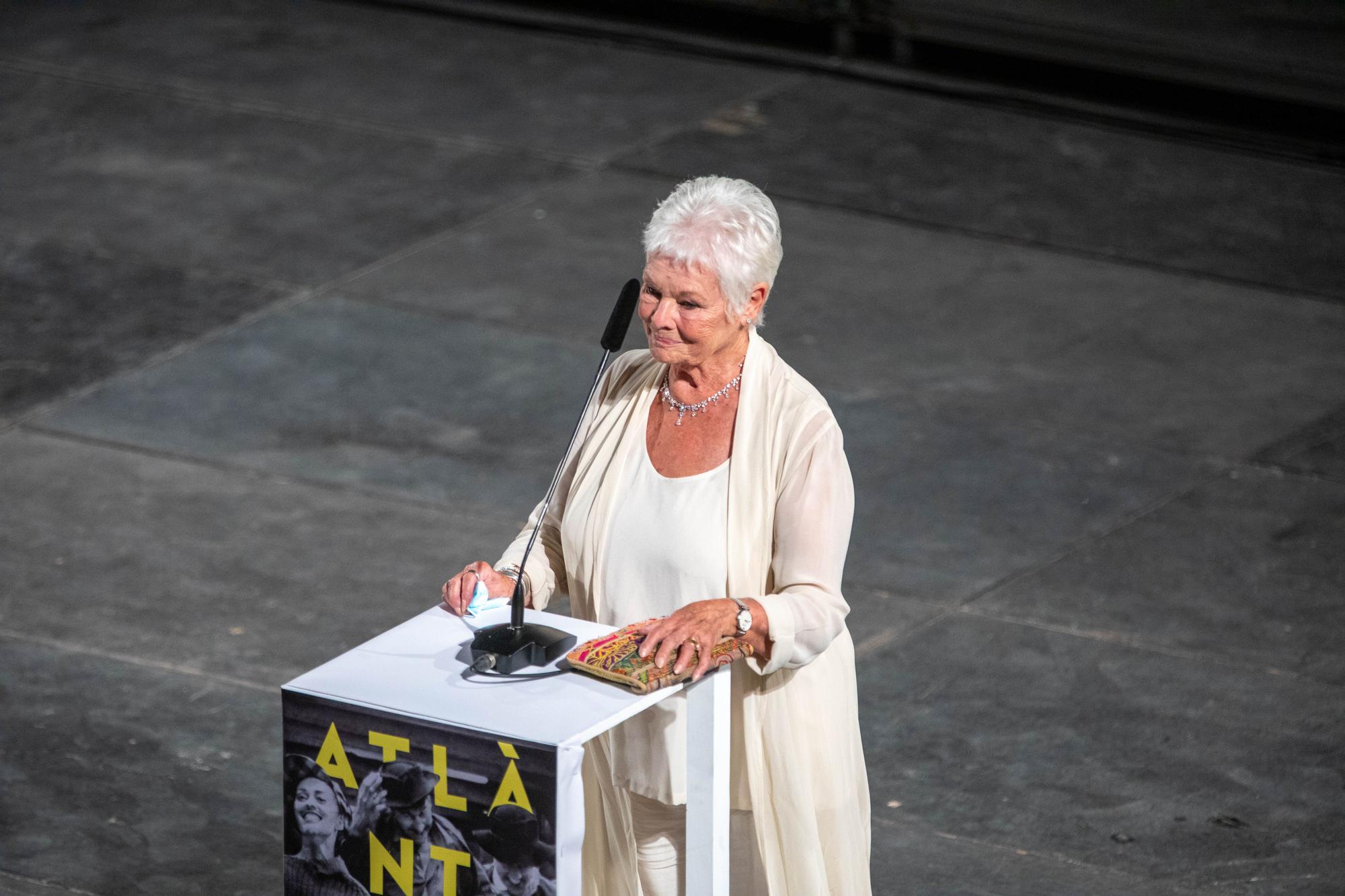 La Reina olvida el luto con vestido de seda en Atlàntida Film Festival