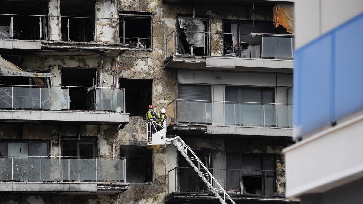 Edificio incendiado en Valencia en el que murieron 10 personas y 131 familias perdieron sus casas.