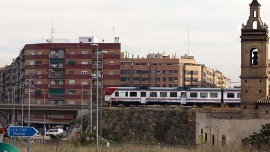 Un arquitecto propone la perforación del talud de las vías del tren en Sant Isidre