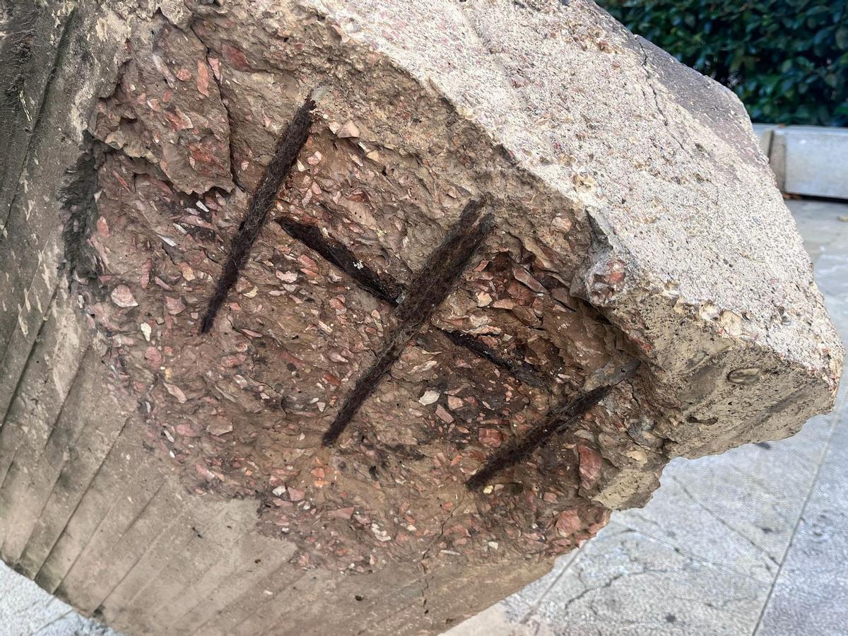 Die Metalstruktur ist bereits sichtbar.