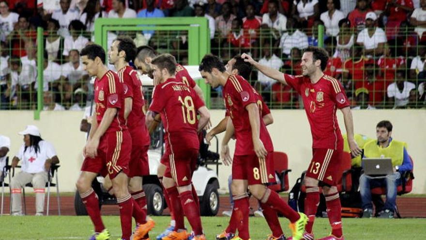 Los jugadores celebran el gol de Cazorla.