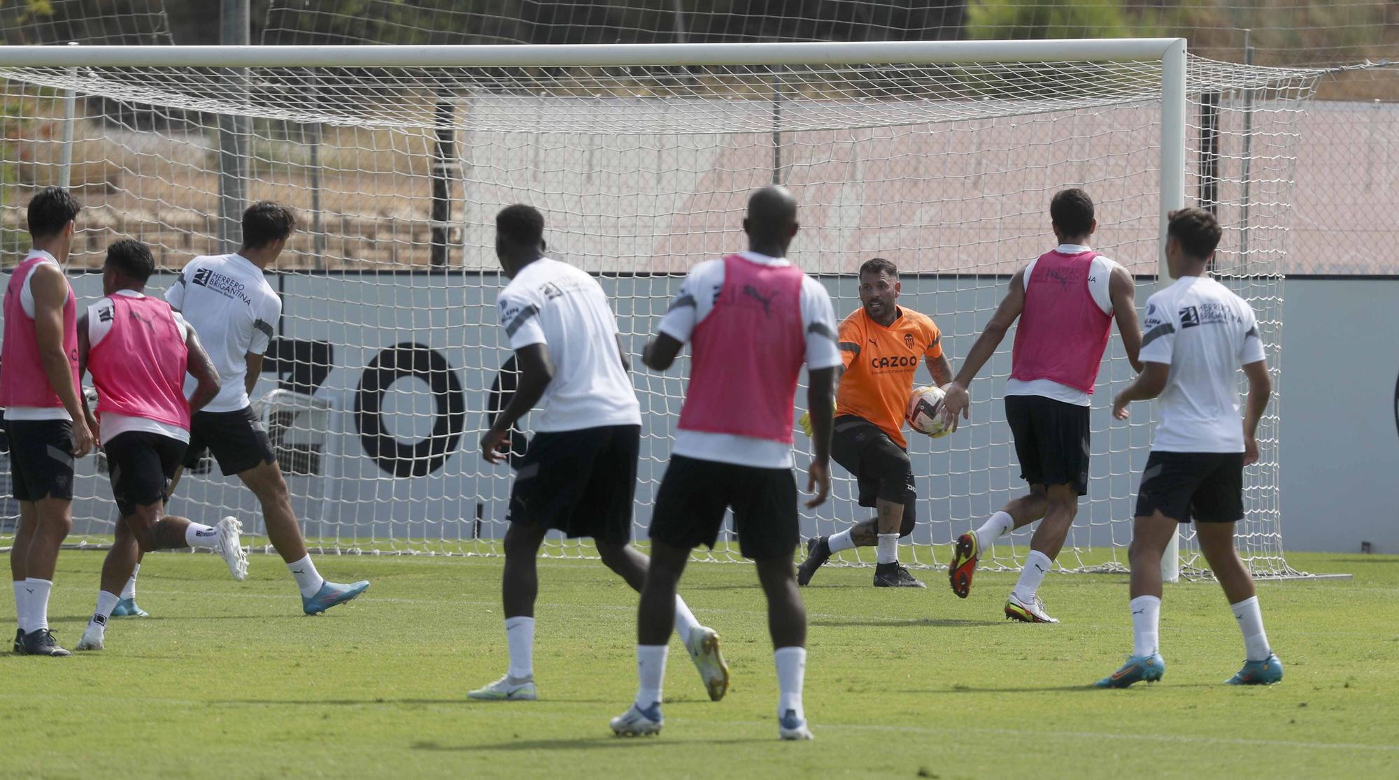 Entrenamiento del Valencia con Herrerín