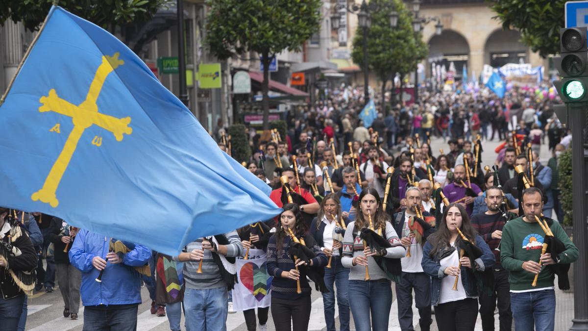 Los partidarios de la cooficialidad del asturiano se manifiestan en Oviedo