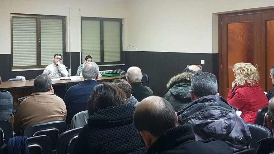 Un momento de la asamblea extraordinaria de concejales de la Mancomunidad de la ETAP de Benavente y los Valles.