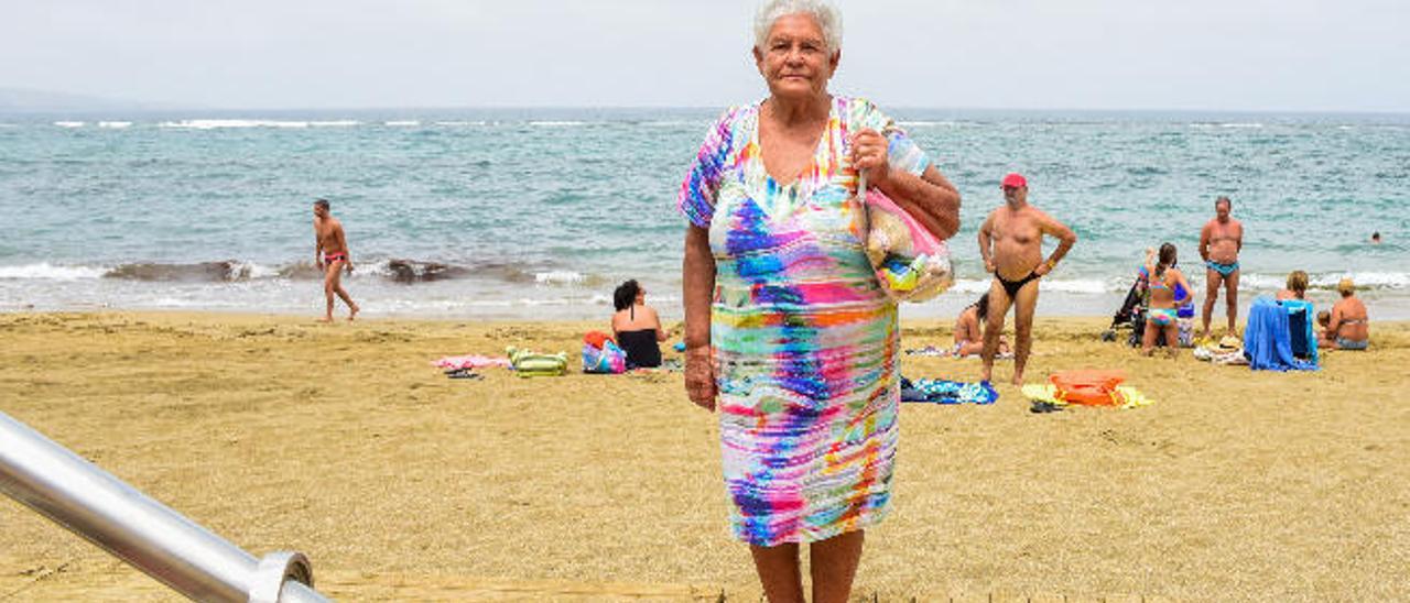 Pilar Ferrero, tras la ducha que se da cada día cuando sale del mar, antes de partir a su casa.