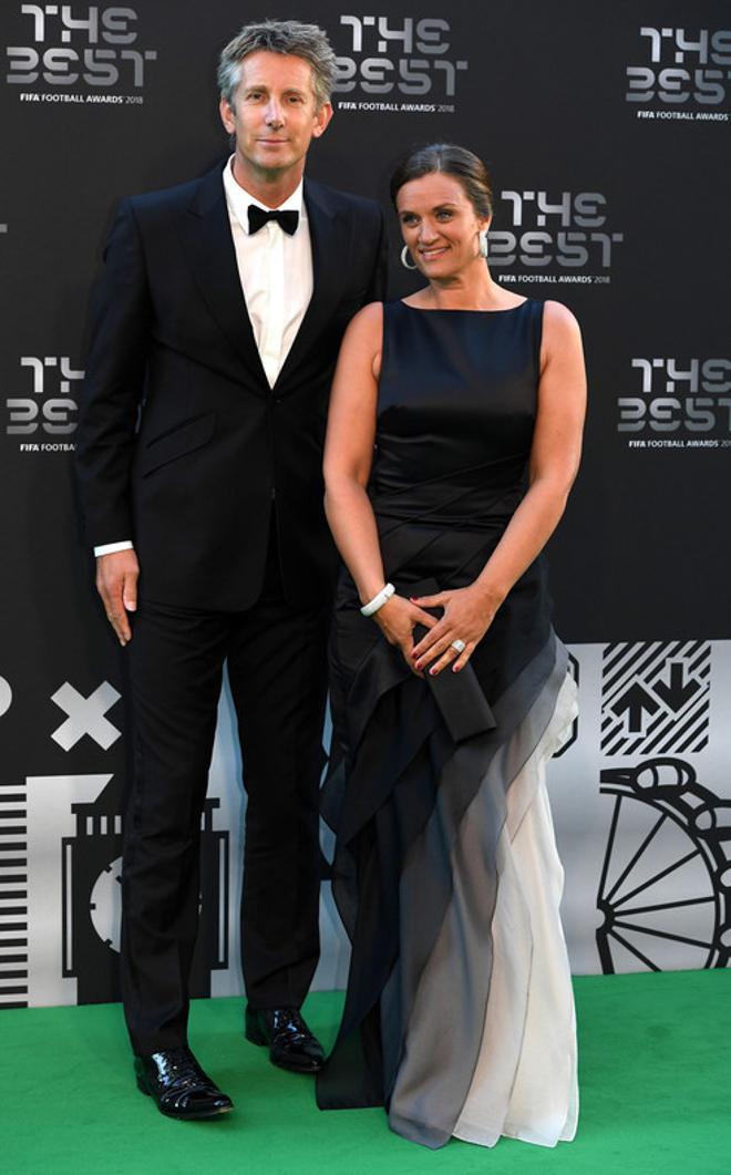 El exportero holandés Edwin van der Sar y su mujer Annemarie van Kesteren  a su llegada a los premios FIFA the Best 2018 en Londres