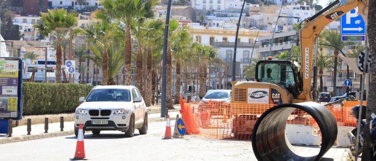 En las dos imágenes, detalle de las obras en la avenida de Santa Eulària. | VICENT MARÍ