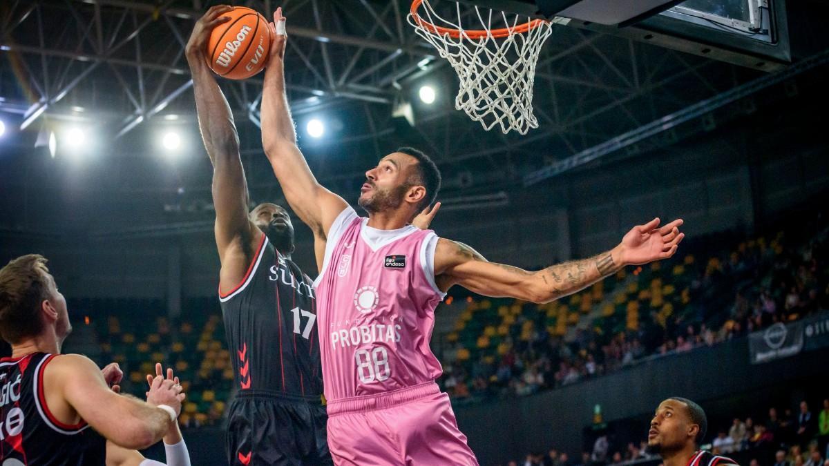 Adam Hanga, en una acción del Bilbao Basket - Joventut