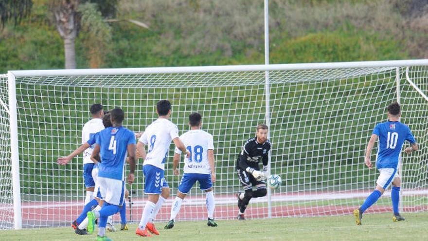 Ortolá, uno de los fichajes blanquiazules durante el Tenerife-Marino.