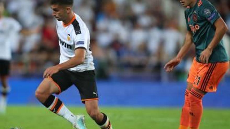 Ferran Torres, en un lance del encuentro ante el Ajax en Mestalla, con Lisandro Martínez.