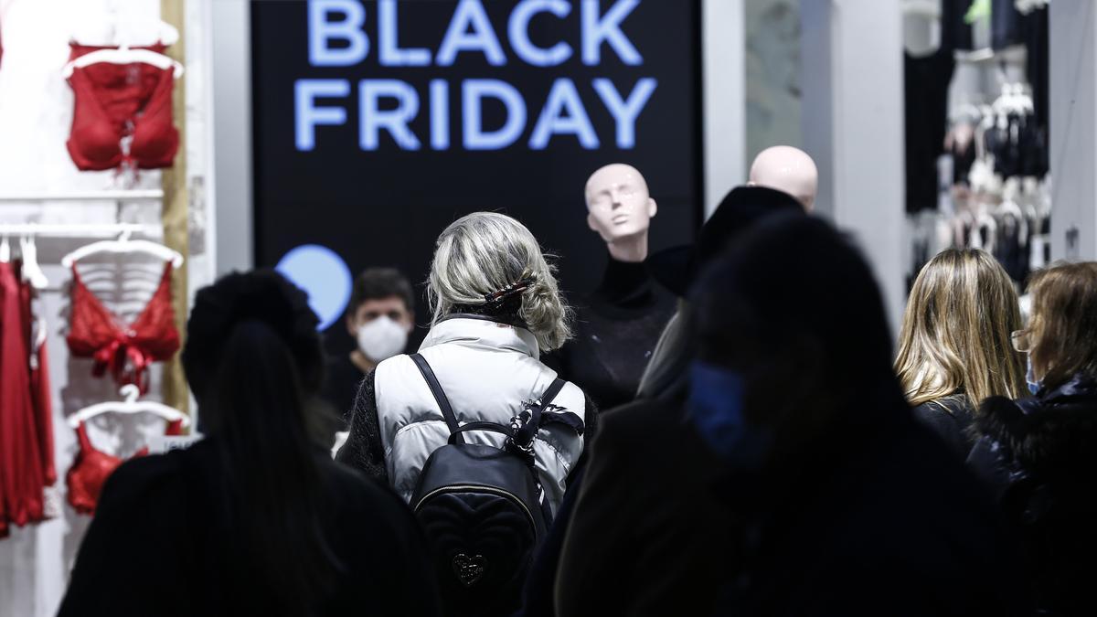 Un cartell del Black Friday a l&#039;interior d&#039;una botiga