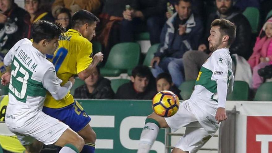 El centrocampista Dorca en un partido con el Elche de esta temporada