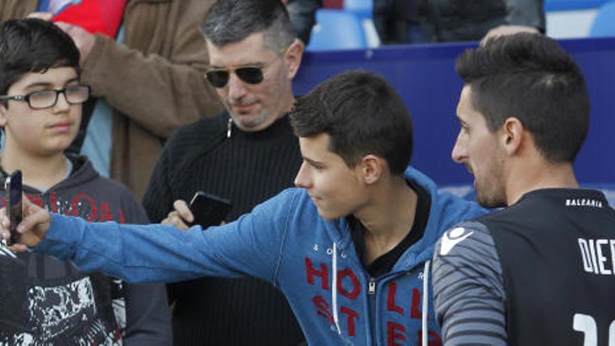 El vasco se fotografía con un seguidor durante su presentación.