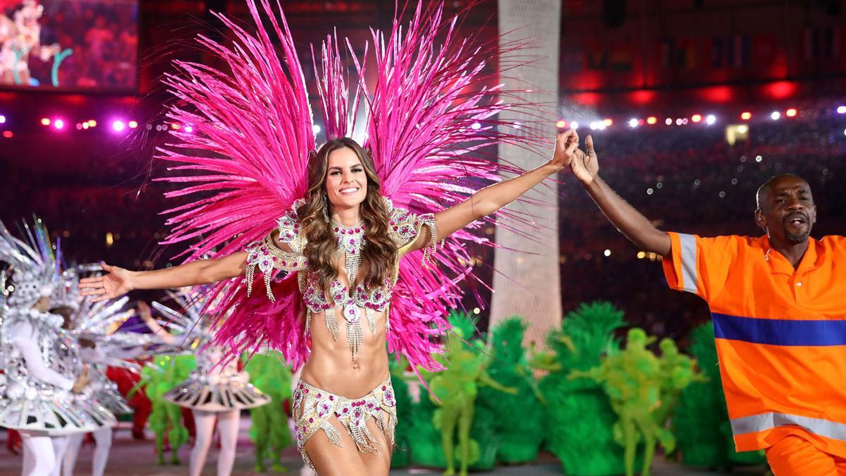 Izabel Goulart con traje de Carnaval en los Juegos de Río
