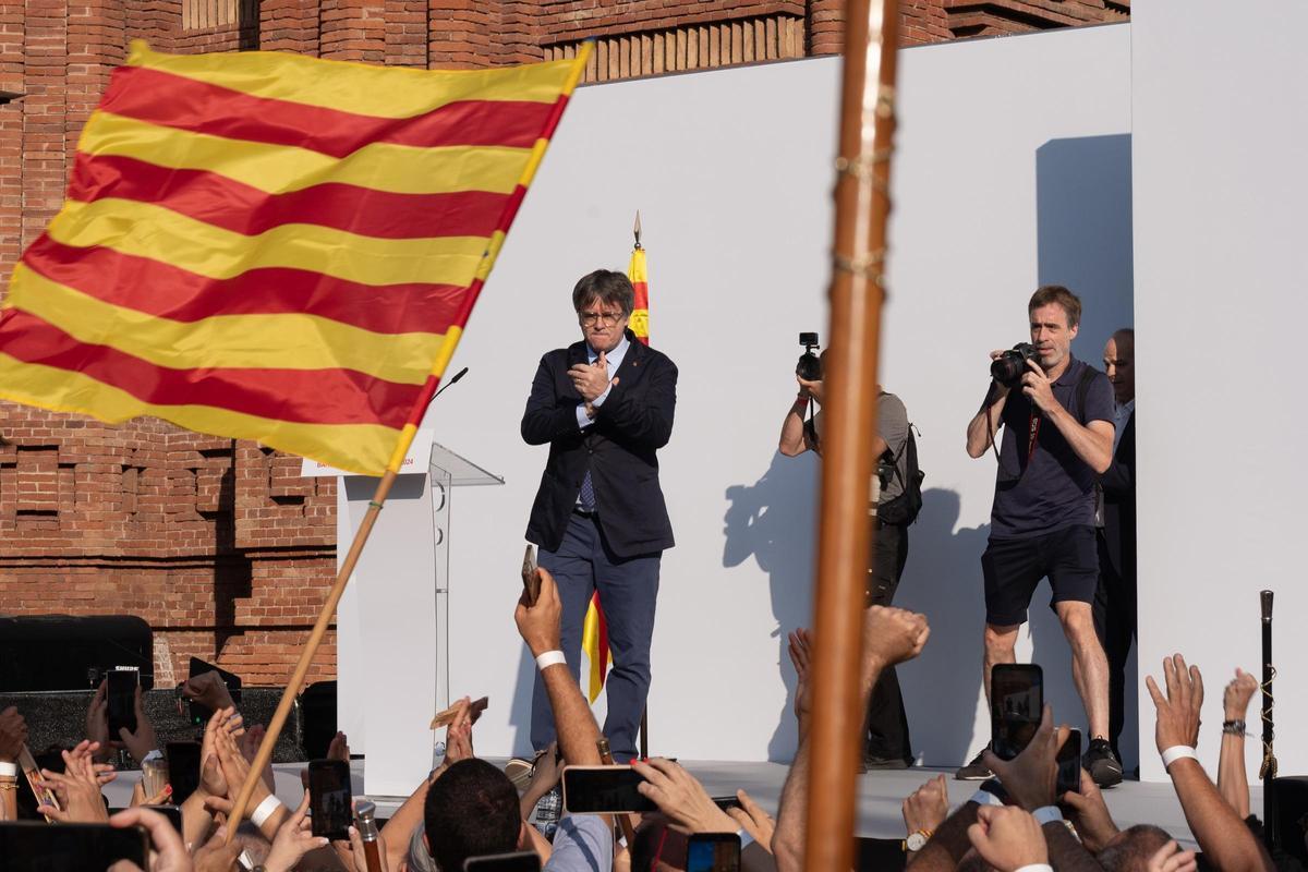 Archivo - El expresidente de la Generalitat de Catalunya Carles Puigdemont aplaude durante un acto de bienvenida organizado por entidades independentistas en el paseo Lluís Companys, a 8 de agosto de 2024, en Barcelona, Catalunya (España).