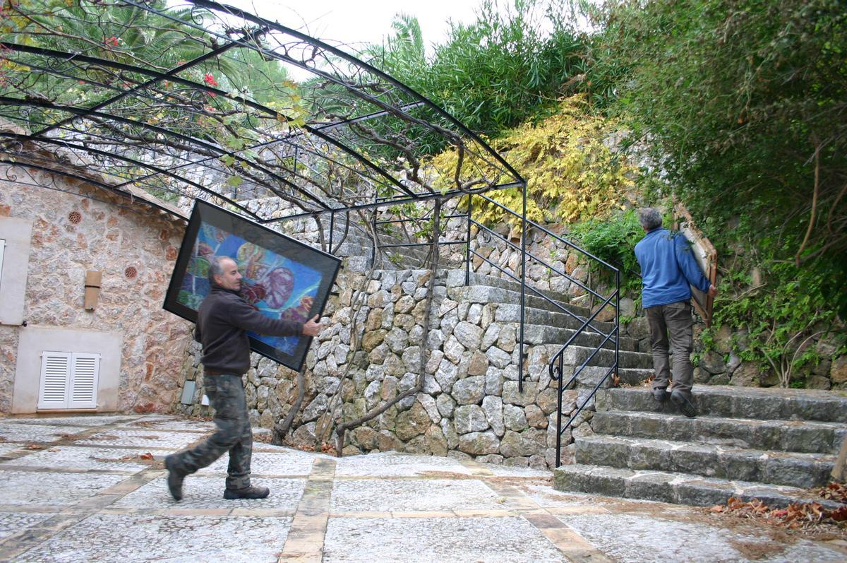 Umzugshelfer tragen die letzten Bilder aus dem Haus von Axel Ball.