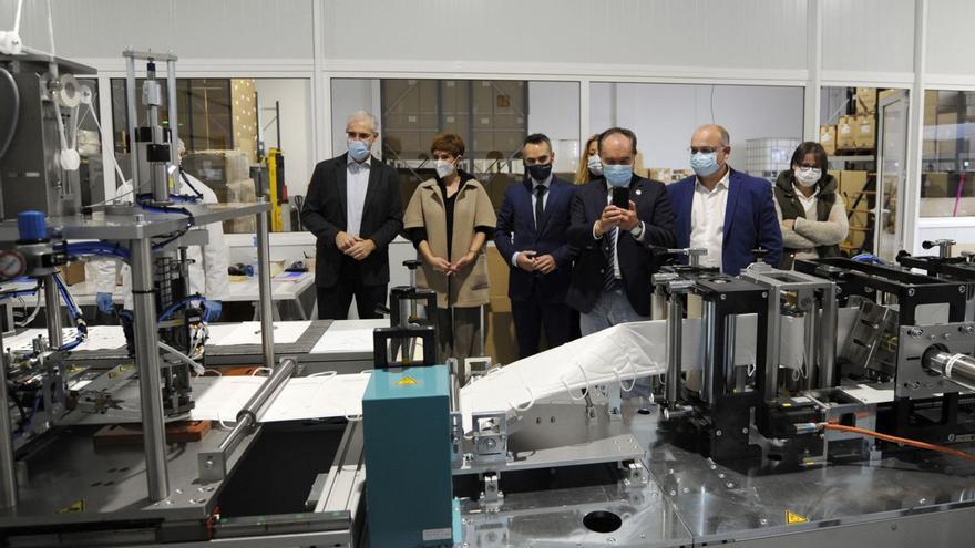Francisco Conde visitó ayer las instalaciones de la empresa Gantex Estudio | // BERNABÉ/JAVIER LALÍN