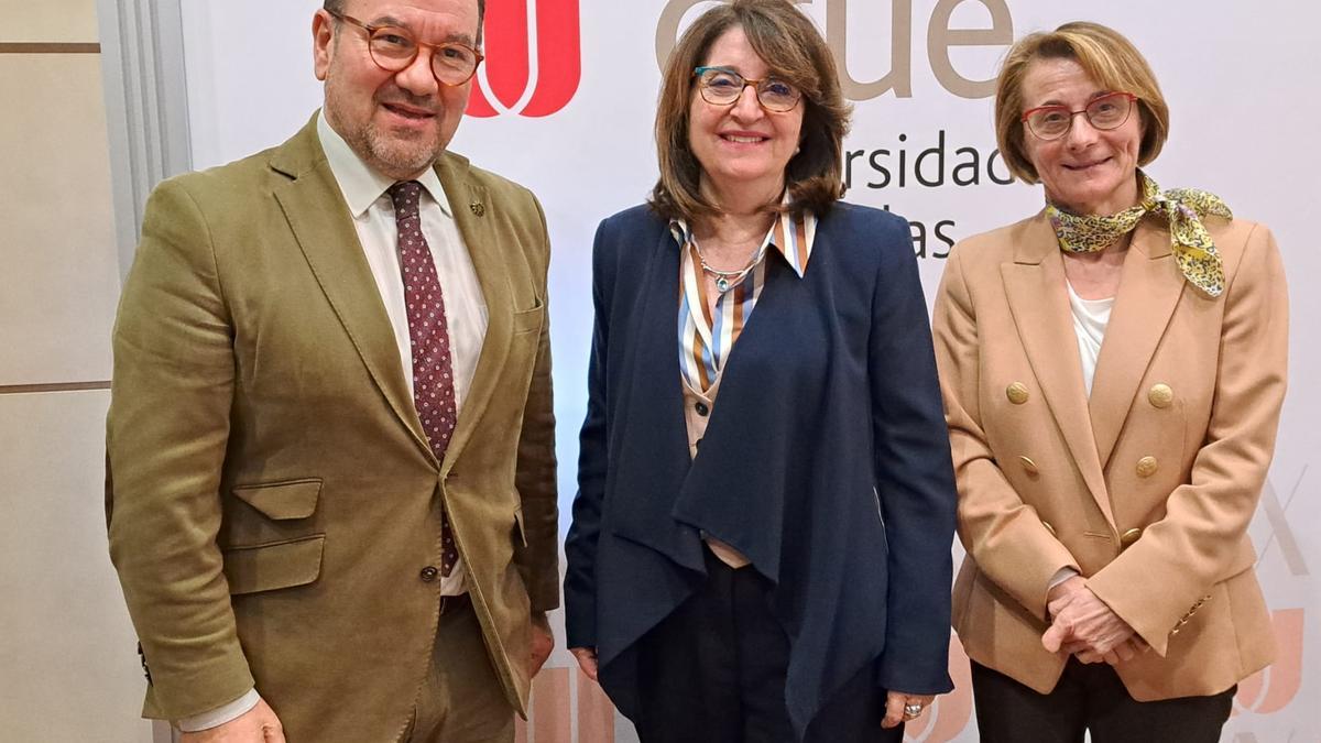 Amparo Navarro, en el centro de la imagen, con Eva Alcón y Antonio López.