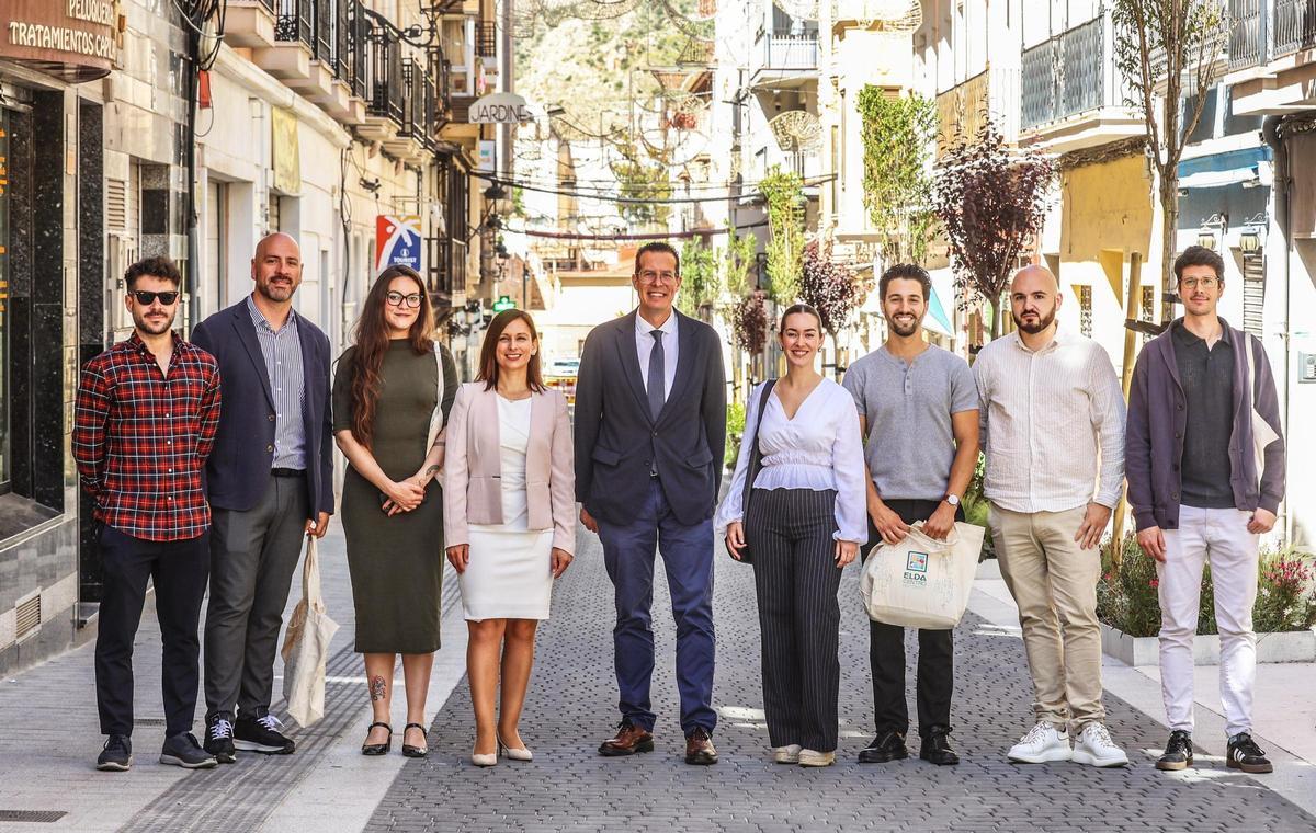 El alcalde y la edil de Comercio junto a comerciantes.