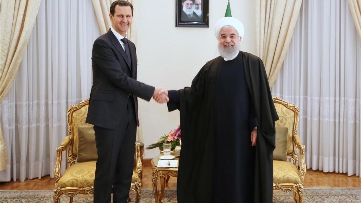 El presidente de Irán, Hasan Rohani (derecha), recibe a su homólogo sirio Bachar al Asad en Teherán.