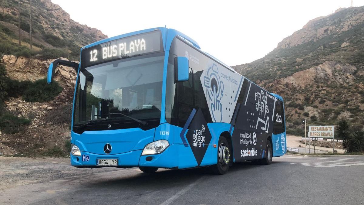 Uno de los autobuses que conectan Cartagena con las playas.