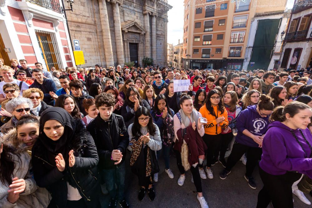 Más de 300 personas se concentran para expresar su condena a la supuesta agresión sexual