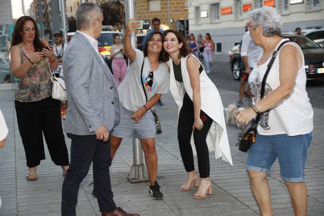 Isabel Díaz Ayuso comparte selfie con una seguidora, a la entrada del concierto de Rosalía