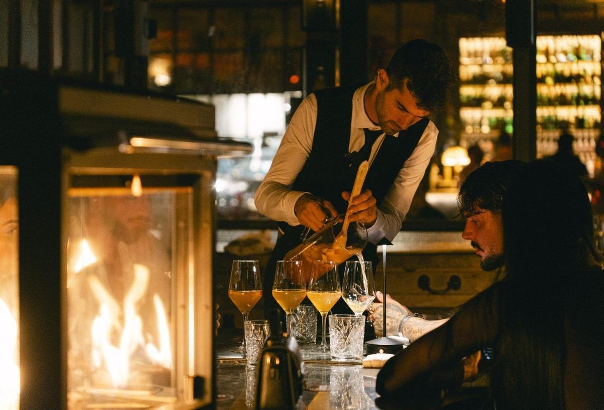 Cappuccino Marina Ibiza es un espacio completamente rodeado de mar