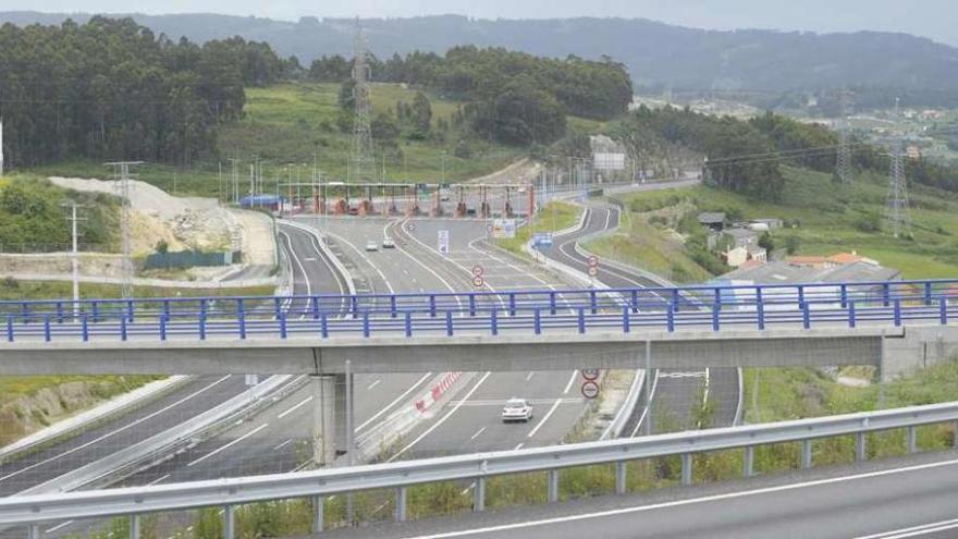 Vista de la autopista AG-55 y del peaje de Pastoriza desde O Quinto Pino.