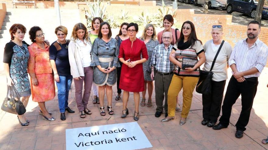 Homenaje del PSOE y familiares de Victoria Kent en 2014, para reivindicar su figura y su nacimiento en la calle Lagunillas.