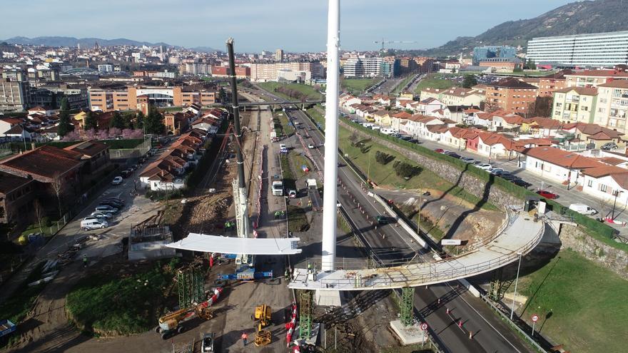 En imágenes | Así fue la colocación de la penúltima pieza del &quot;arpa&quot; de Santullano