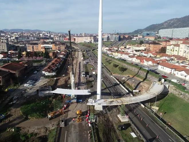 En imágenes | Así fue la colocación de la penúltima pieza del "arpa" de Santullano