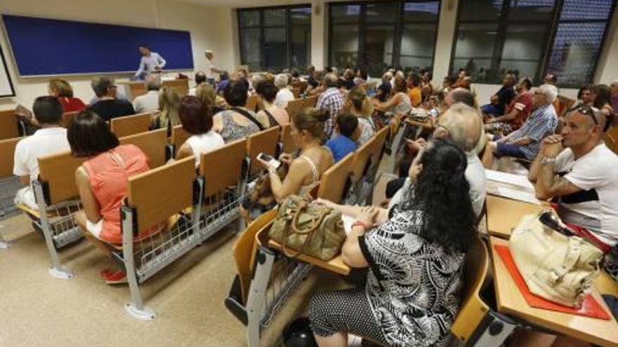 Un instante de la reunión de afectados, celebrada ayer en la UMH.