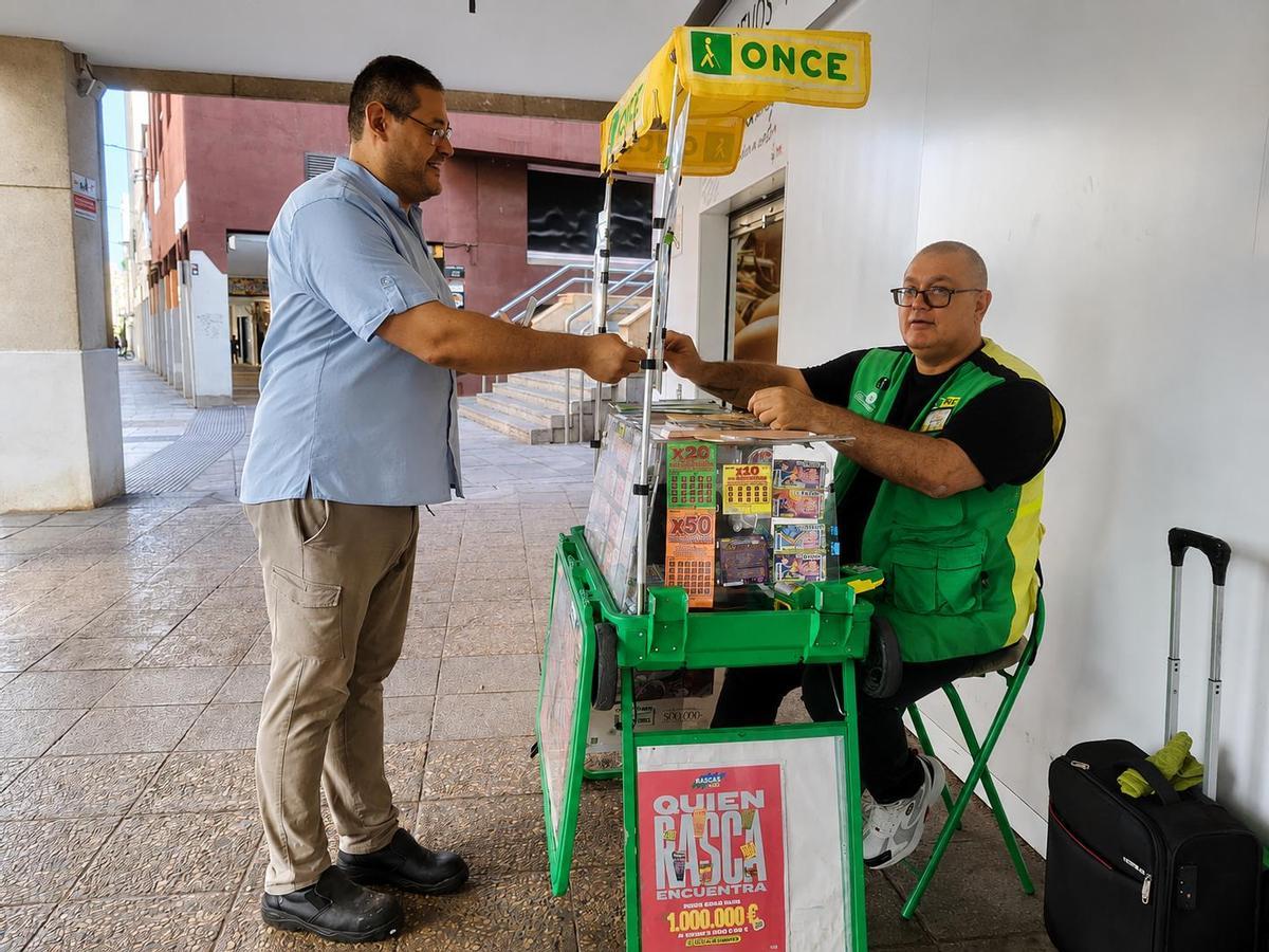 Antonio Morgado entrega unas gafas homologadas a un cliente tras la compra de un producto de la ONCE.
