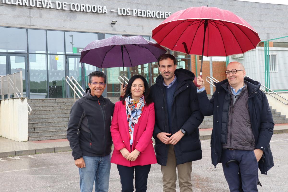 Rafi Crespín, junto al alcalde de Villanueva de Córdoba, en la estación AVE.