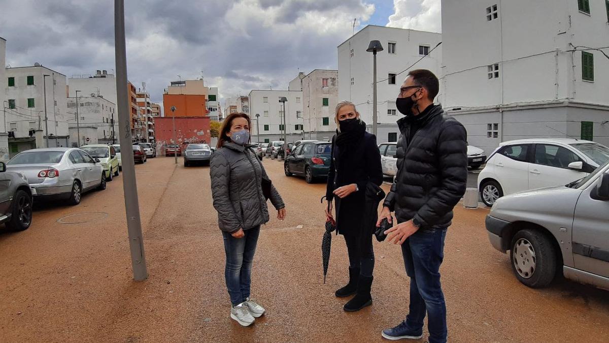 Los concejales de Cs Eva Pomar, Álex Escriche y Joana Capó, enj la explanada del Bloque VIII.