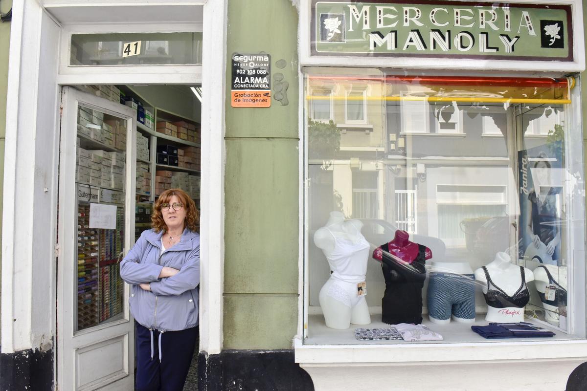 El exterior de la Mercería Manoly aún conserva el cartel original con el que abrió el comercio hace 70 años.