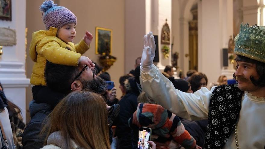 Callús omple els carrers i l’església en la rebuda de Ses Majestats