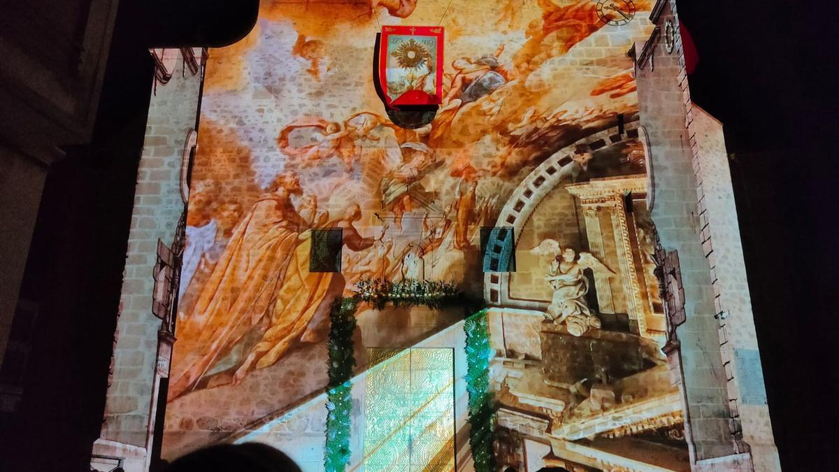 La obra de José Vergara ha protagonizado el video mapping que se ha proyectado en la fachada de la iglesia del Santo Ángel.
